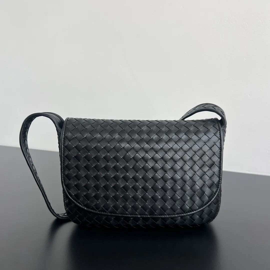 보테가베네타 Veneto 플랩 크로스바디 백 843836 26x18.5x5cm