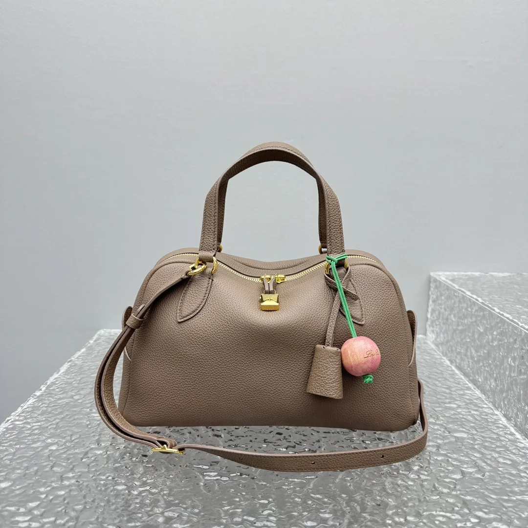 로로피아나  송아지 가죽 스몰 니들 백  30x  17x  14cm