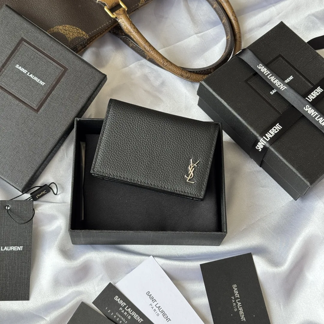Saint Laurent Cassandre Shadow 그레인 가죽 동전 지갑